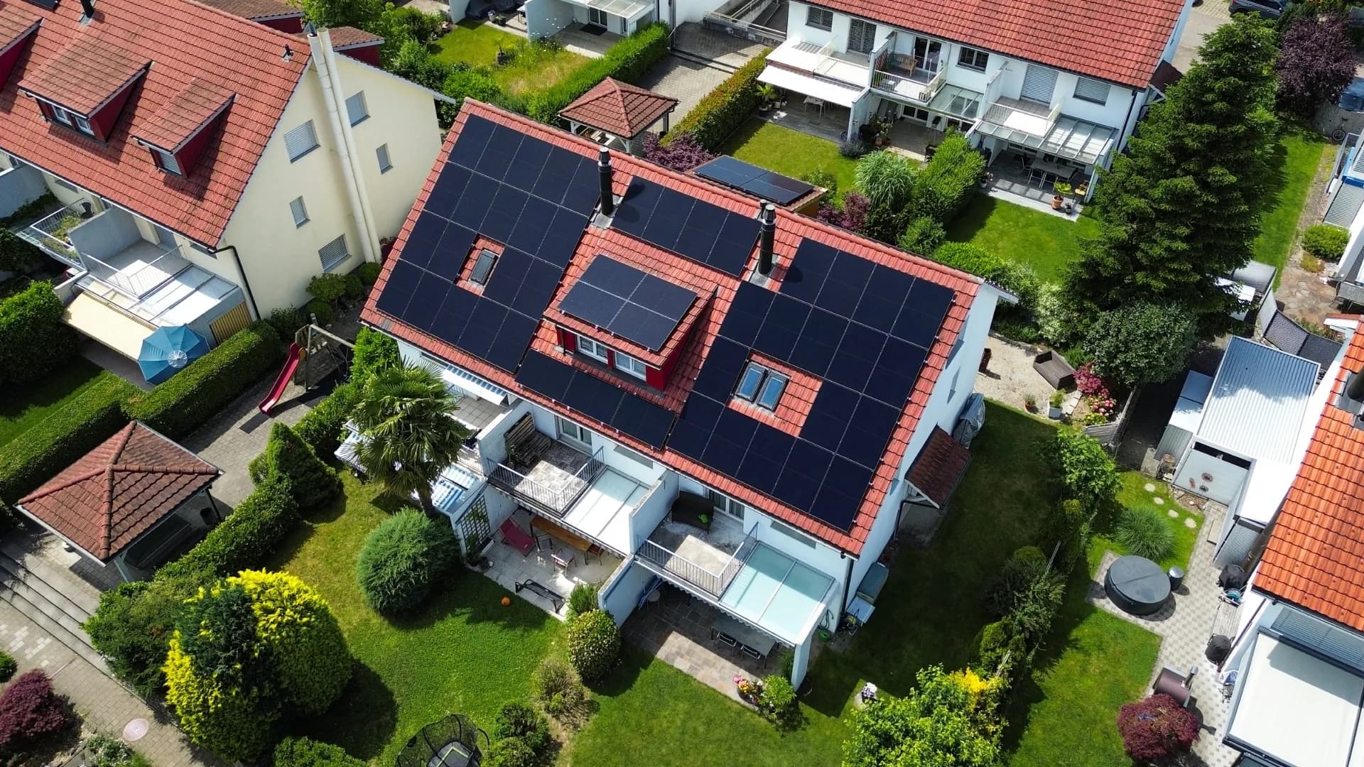 Vue drone d'une installation solaire Younergy de 10,58 kWc sur une maison résidentielle à Würenlos.